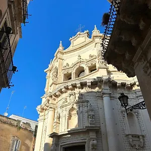 https://rois-haus-suites.lecce-hotels.com